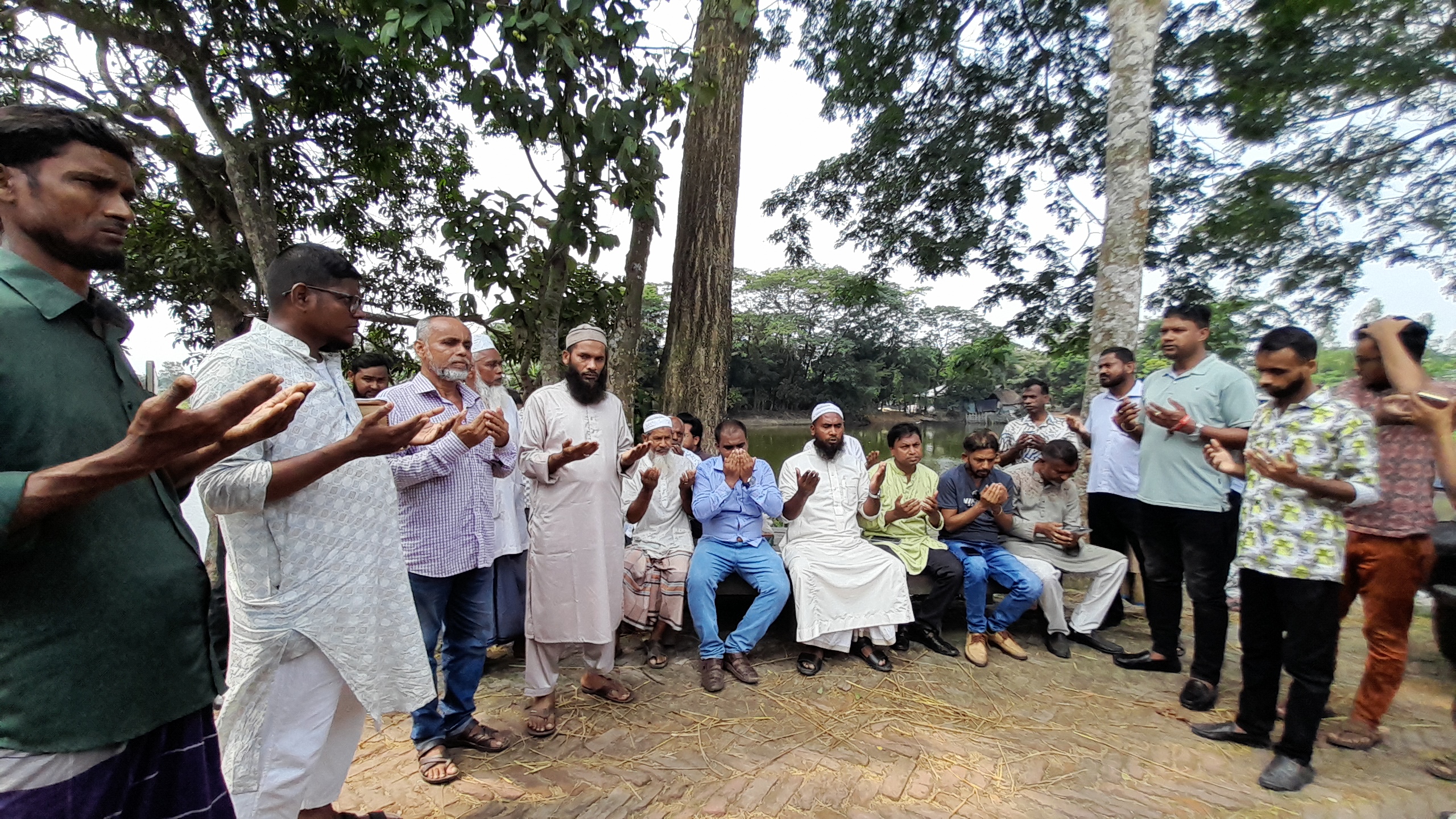 বরিশালের উজিরপুরে মৎস্য প্রকল্প উদ্বোধন দ্বন্দ্ব শেষে একত্রে মাছ চাষে সম্মত স্থানীয় নেতারা