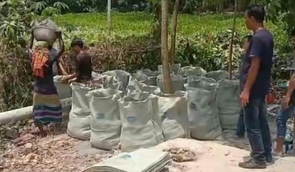 উজিরপুরে হাজারো মানুষের দাবিতে নড়েচড়ে বসল প্রশাসন, শুরু বাঁধ নির্মাণ